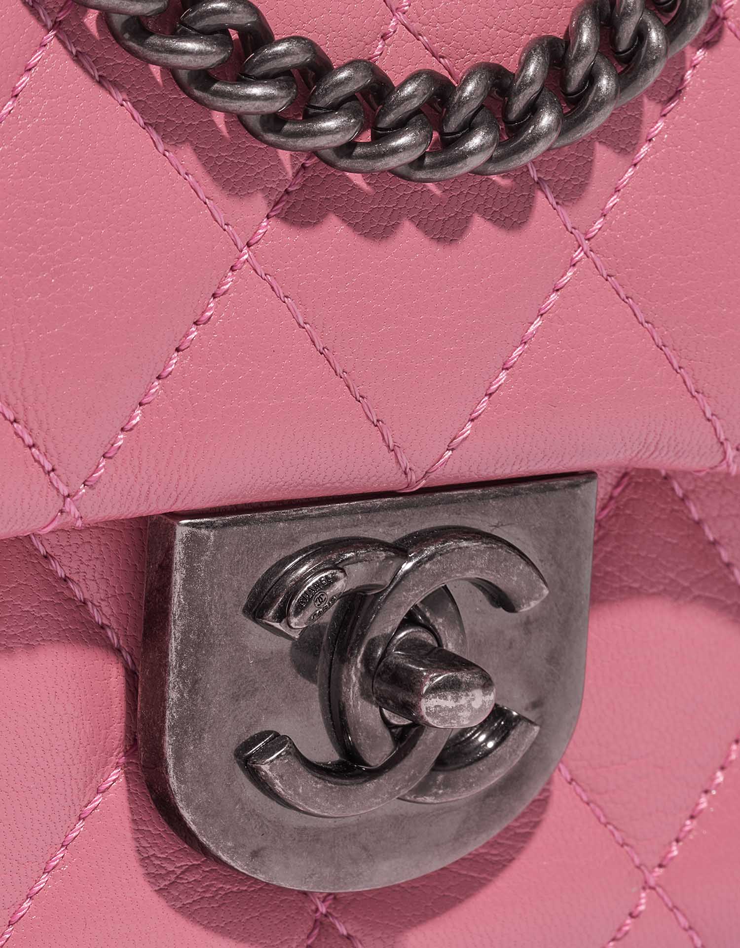 Pre-owned Chanel bag Timeless Medium Lamb Pink Pink Closing System | Sell your designer bag on Saclab.com