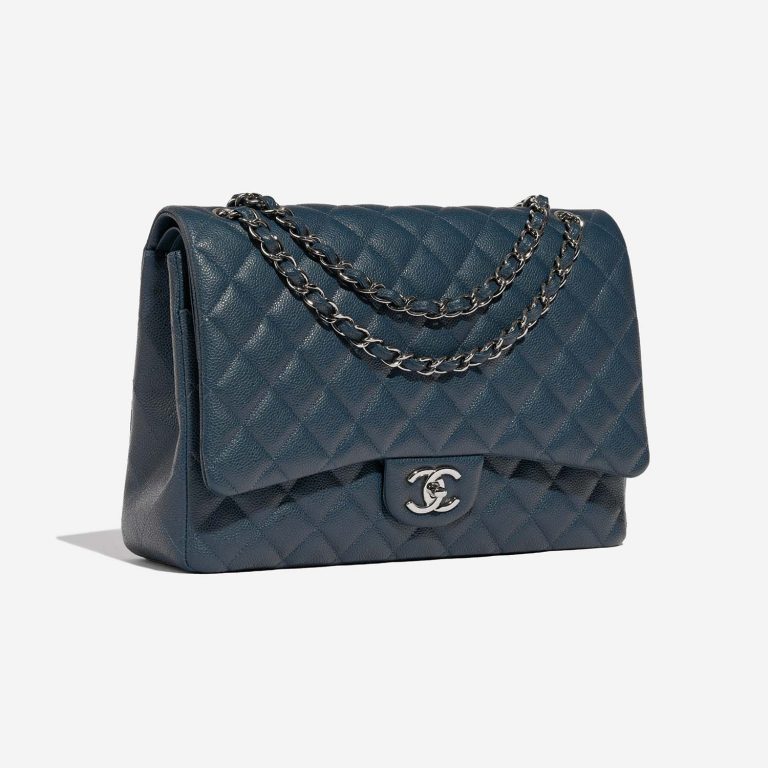 Sac Chanel d'occasion Timeless Maxi Caviar Bleu nacré Bleu Side Front | Vendez votre sac de créateur sur Saclab.com