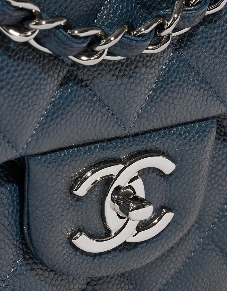 Sac Chanel d'occasion Timeless Maxi Caviar Bleu nacré Système de fermeture | Vendez votre sac de créateur sur Saclab.com