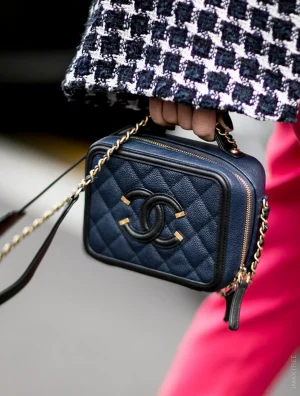 Vanity Case bleu de Chanel Filigrane