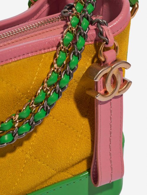 Gebrauchte Chanel Tasche Gabrielle Small Kalbsleder / Wildleder Multicolour Multicolour, Gelb Verschlusssystem | Verkaufen Sie Ihre Designer-Tasche auf Saclab.com