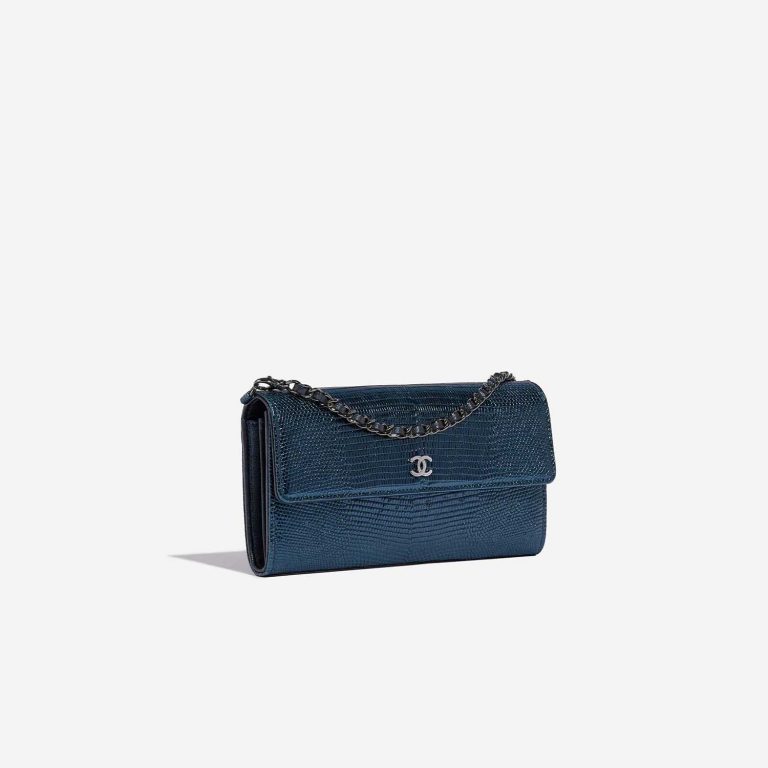 Pre-owned Chanel Tasche WOC Lizard Blue Blue Side Front | Verkaufen Sie Ihre Designer-Tasche auf Saclab.com