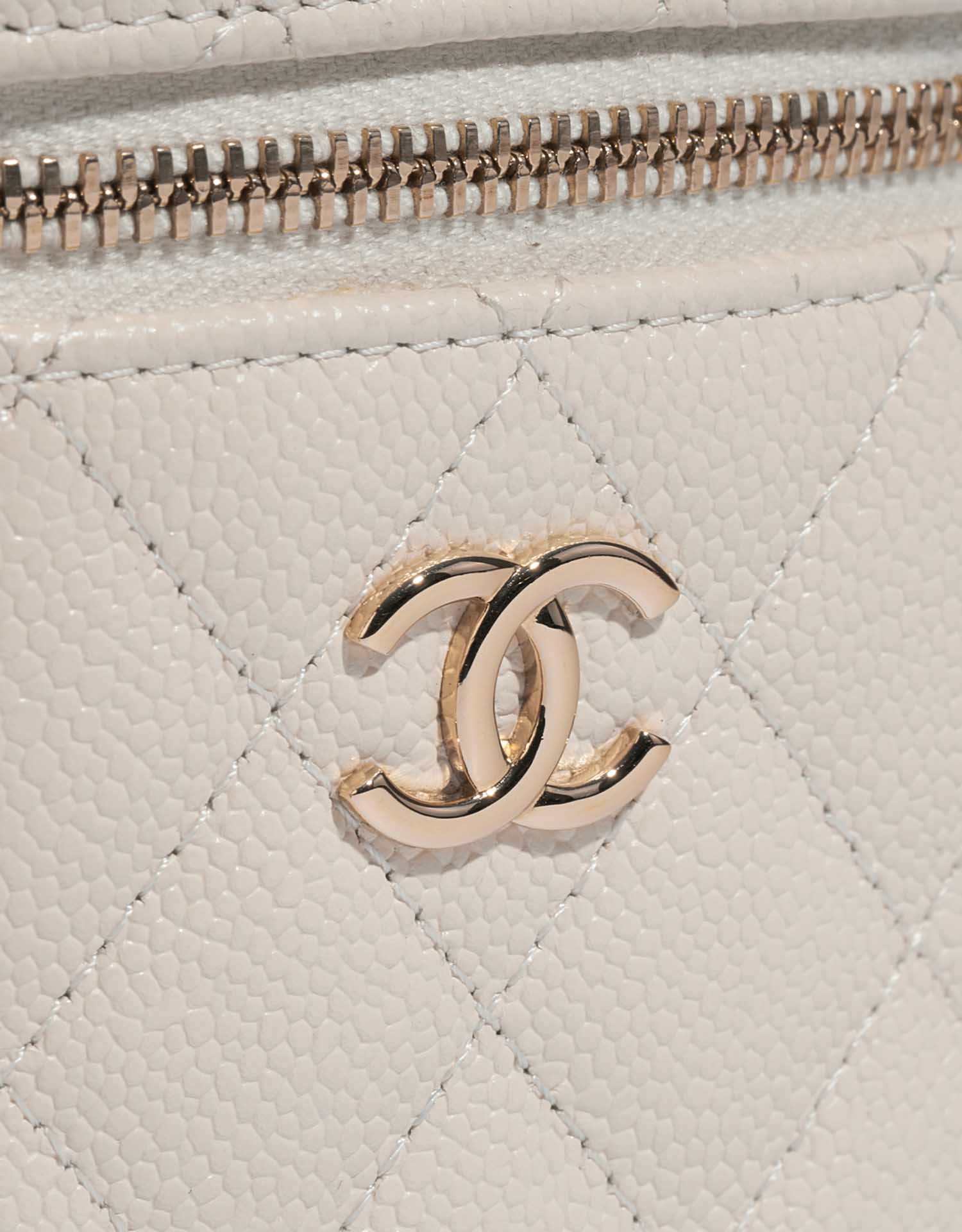 Pre-owned Chanel bag Vanity Mini Caviar White White Logo | Sell your designer bag on Saclab.com