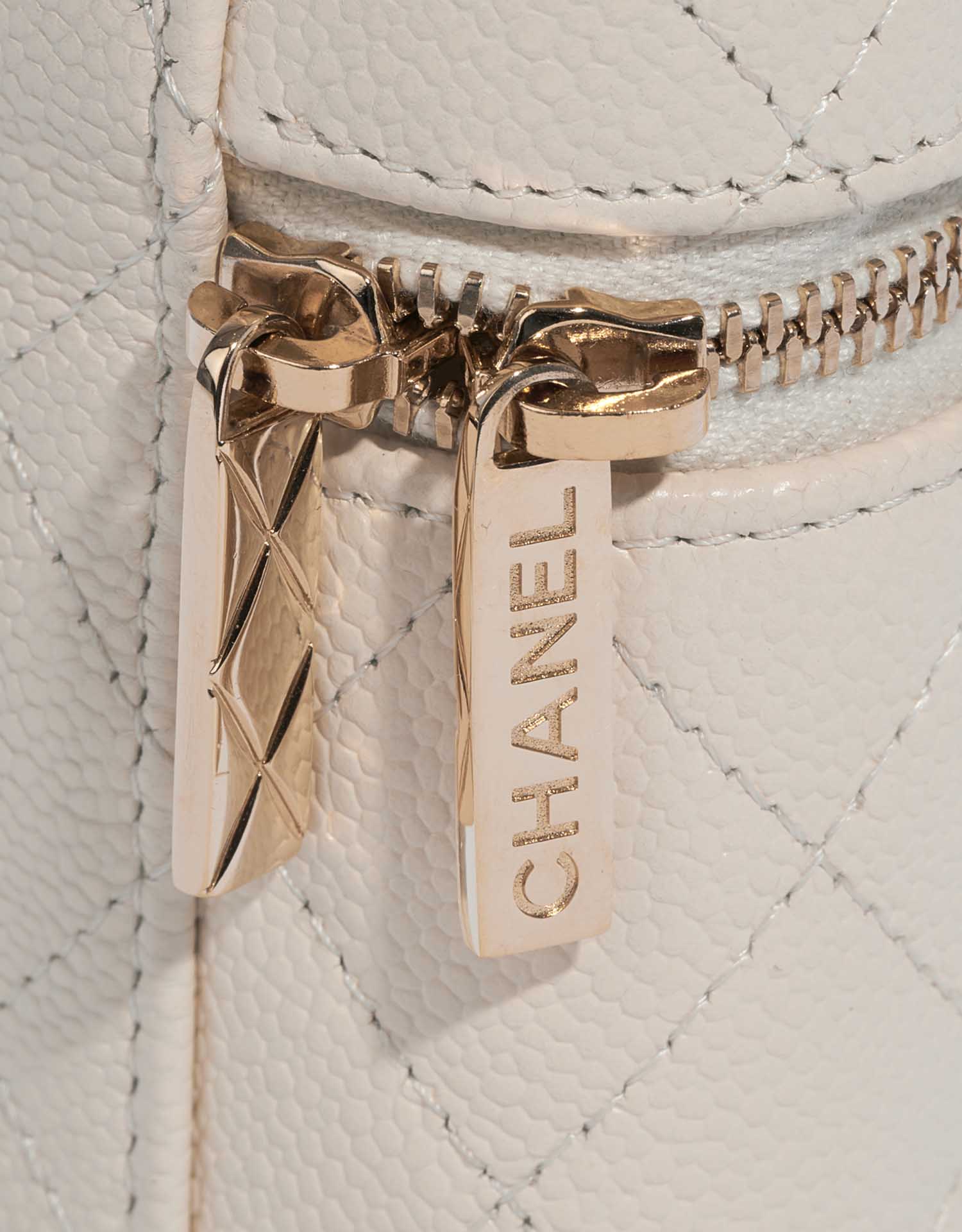 Pre-owned Chanel bag Vanity Mini Caviar White White Closing System | Sell your designer bag on Saclab.com