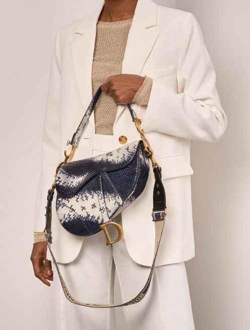 Pre-owned Dior Tasche Saddle Medium Python Blau / Weiß Blau, Weiß Modell | Verkaufen Sie Ihre Designer-Tasche auf Saclab.com