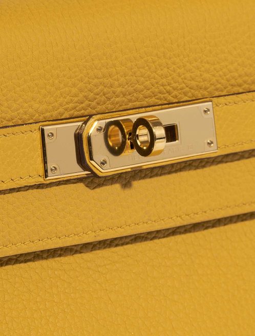 Pre-owned Hermès bag Kelly 28 Togo Jaune Ambre Yellow Closing System | Sell your designer bag on Saclab.com
