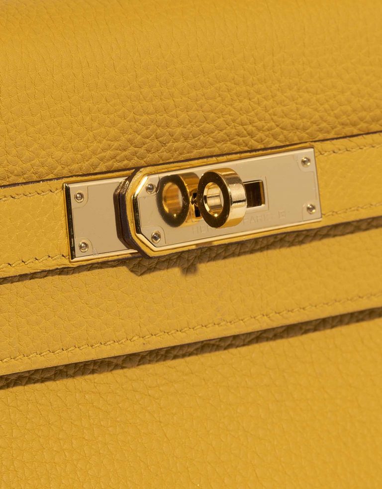 Pre-owned Hermès bag Kelly 28 Togo Jaune Ambre Yellow Closing System | Sell your designer bag on Saclab.com