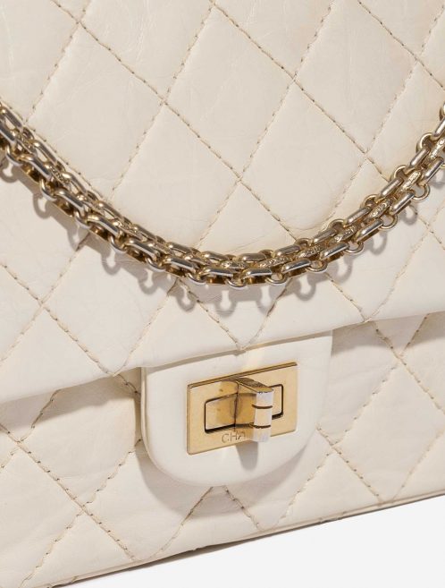 Pre-owned Chanel bag 2.55 Reissue 226 Calf Beige Beige Closing System | Sell your designer bag on Saclab.com