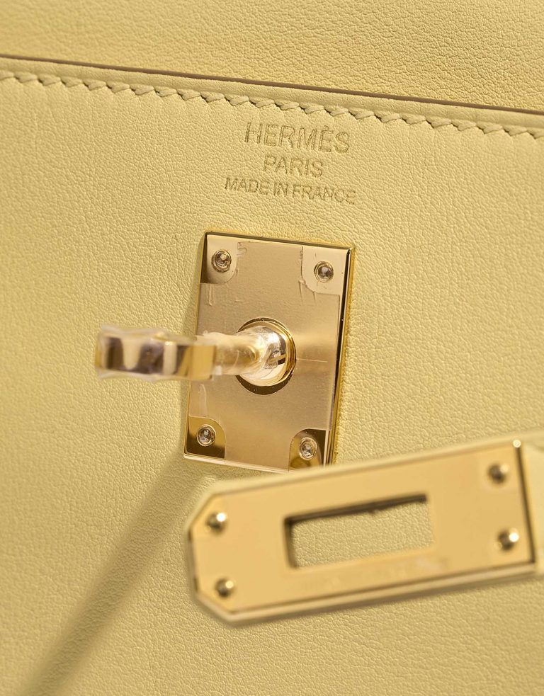 Pre-owned Hermès bag Kelly 25 Swift Jaune Poussin Yellow Logo | Sell your designer bag on Saclab.com