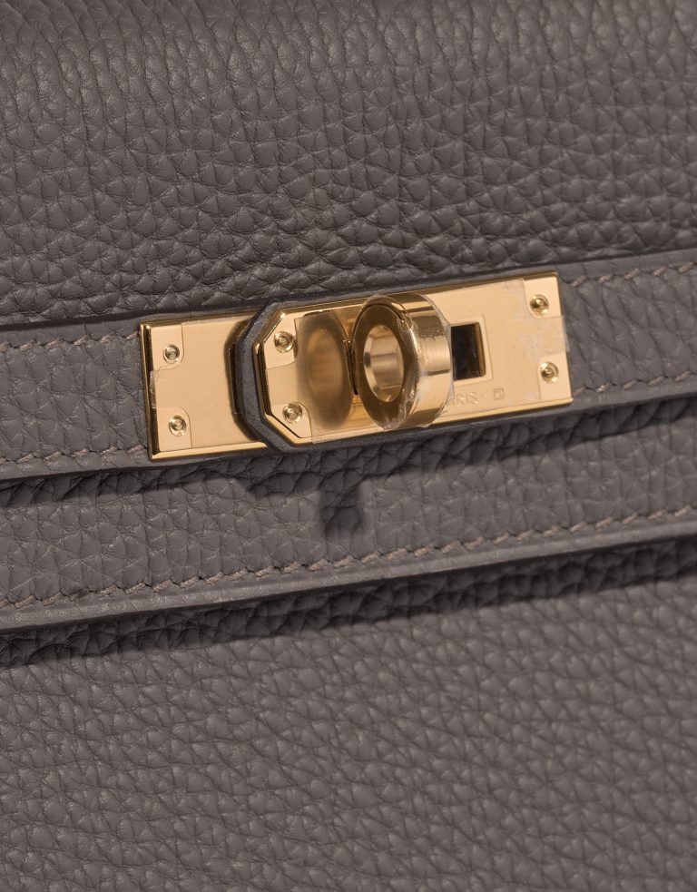 Pre-owned Hermès bag Kelly 25 Togo Gris Étain Grey Closing System | Sell your designer bag on Saclab.com