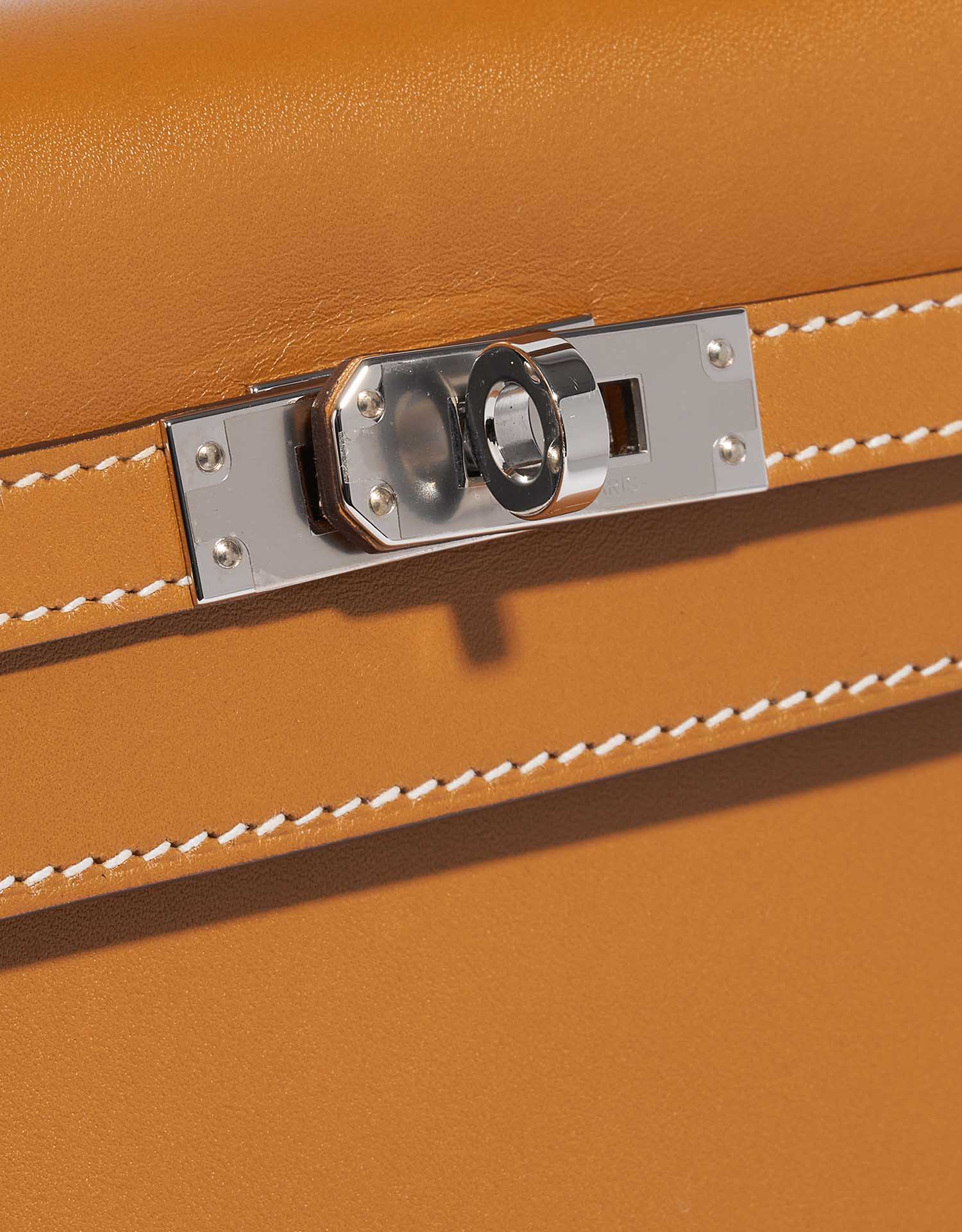 Pre-owned Hermès bag Kelly 25 Sable Butler Natural Brown Closing System | Sell your designer bag on Saclab.com