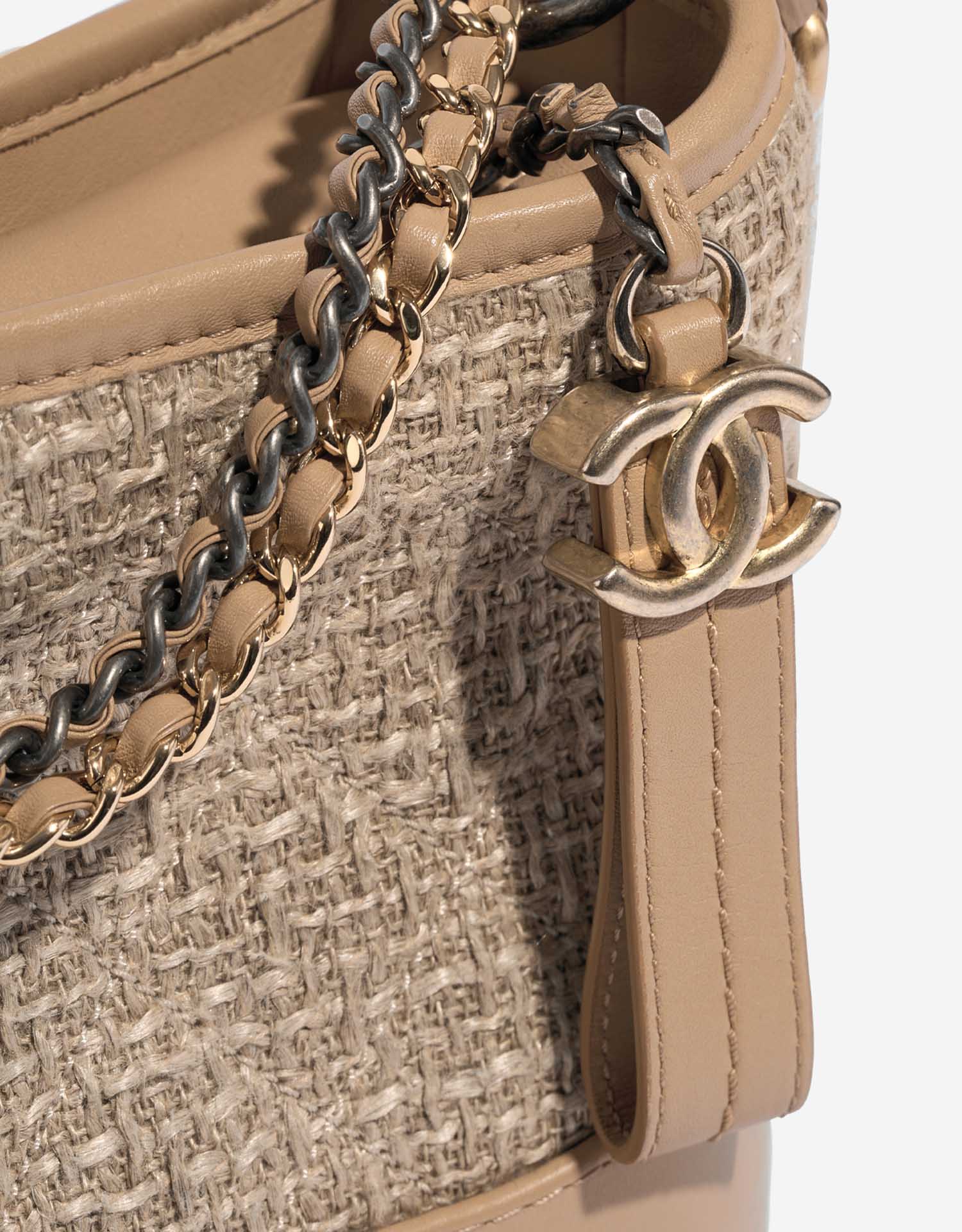 Gebrauchte Chanel Tasche Gabrielle Small Tweed / Kalbsleder Beige Beige Schließsystem | Verkaufen Sie Ihre Designer-Tasche auf Saclab.com