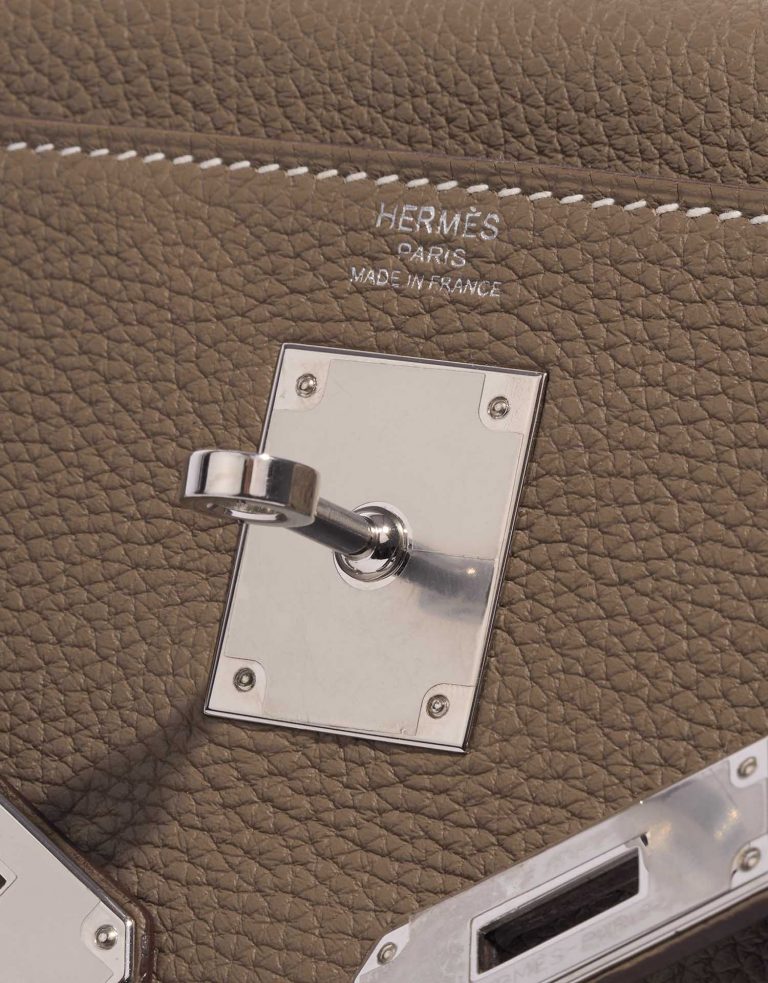 Pre-owned Hermès bag Kelly 28 Togo Etoupe Brown, Grey Logo | Sell your designer bag on Saclab.com