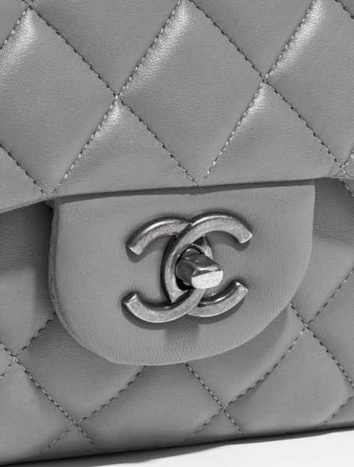 Pre-owned Chanel bag Timeless Maxi Lamb Grey Grey Closing System | Sell your designer bag on Saclab.com