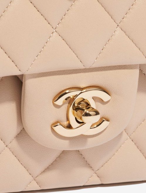 Pre-owned Chanel bag Timeless Medium Lamb Beige Beige Closing System | Sell your designer bag on Saclab.com