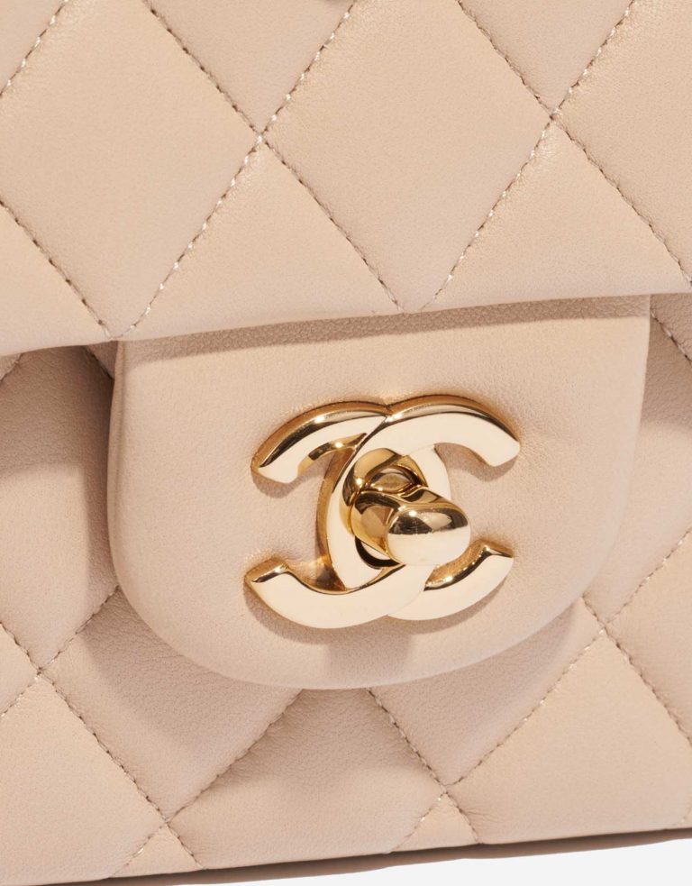 Pre-owned Chanel bag Timeless Medium Lamb Beige Beige Closing System | Sell your designer bag on Saclab.com