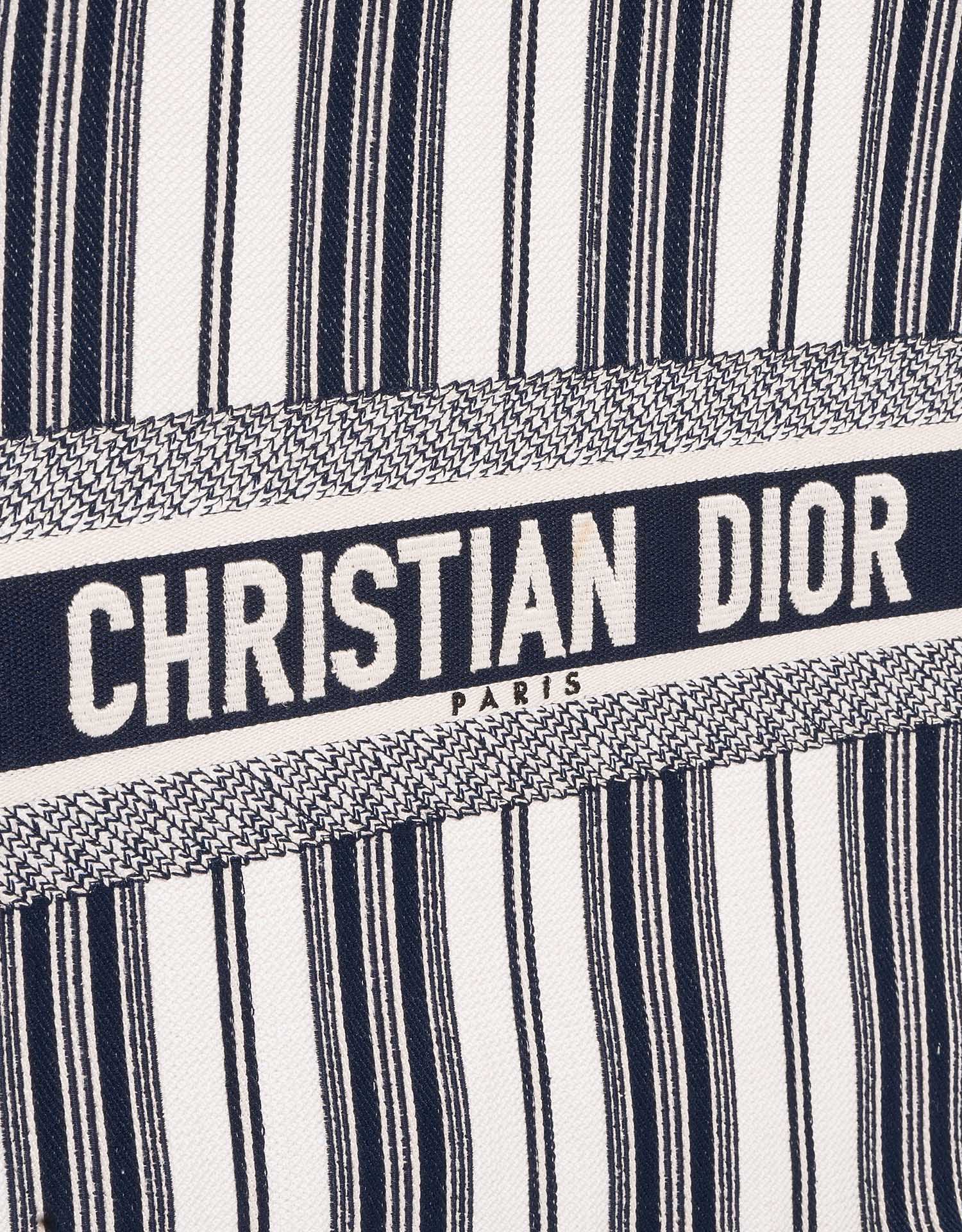 Dior BookTote Large Beige-Blue Closing System  | Sell your designer bag on Saclab.com