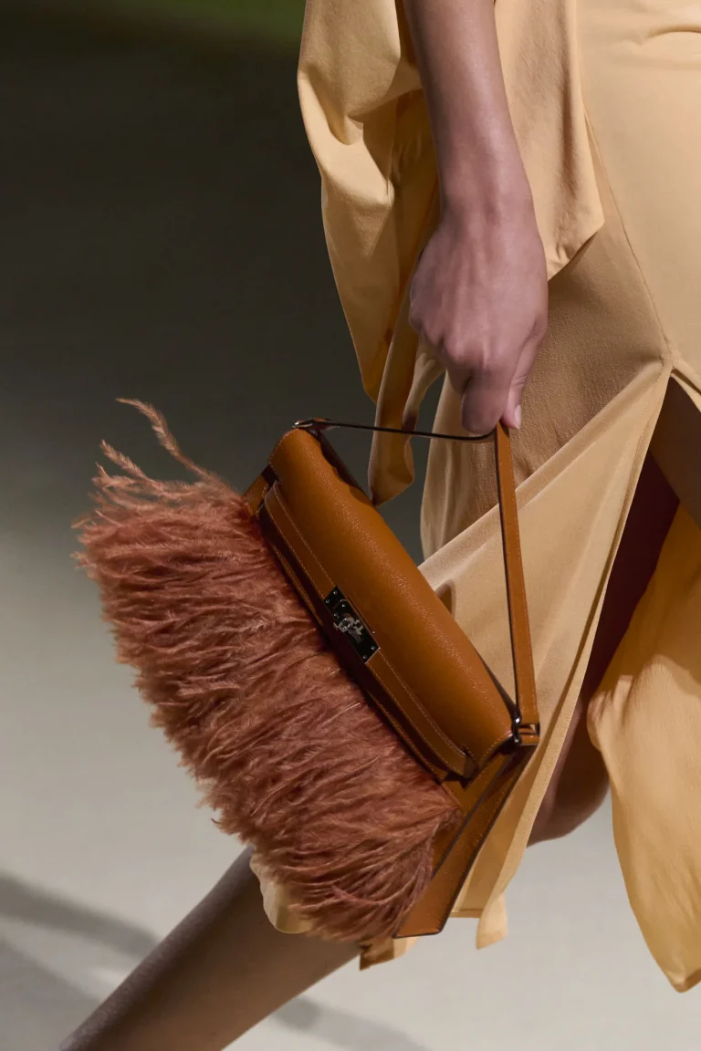 Hermès Mini Kelly Tasche mit Federn Frühjahr/Sommer 2023