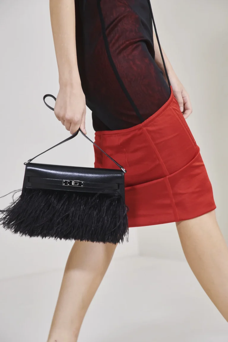 Hermès schwarze Kelly Tasche mit Federn Frühjahr/Sommer 2023
