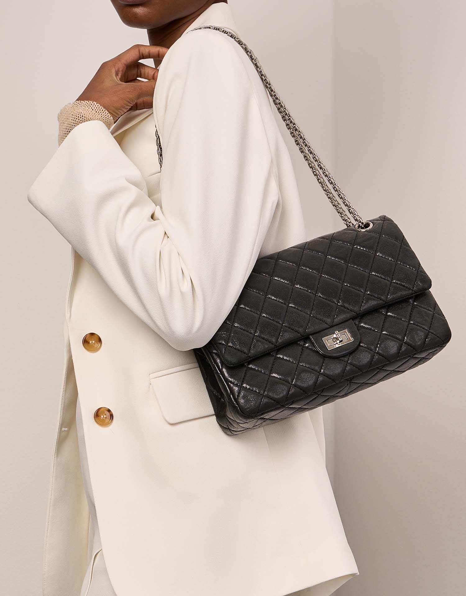 Pre-owned Chanel bag 2.55 Reissue 226 Metallic Goat Black Black Model | Sell your designer bag on Saclab.com