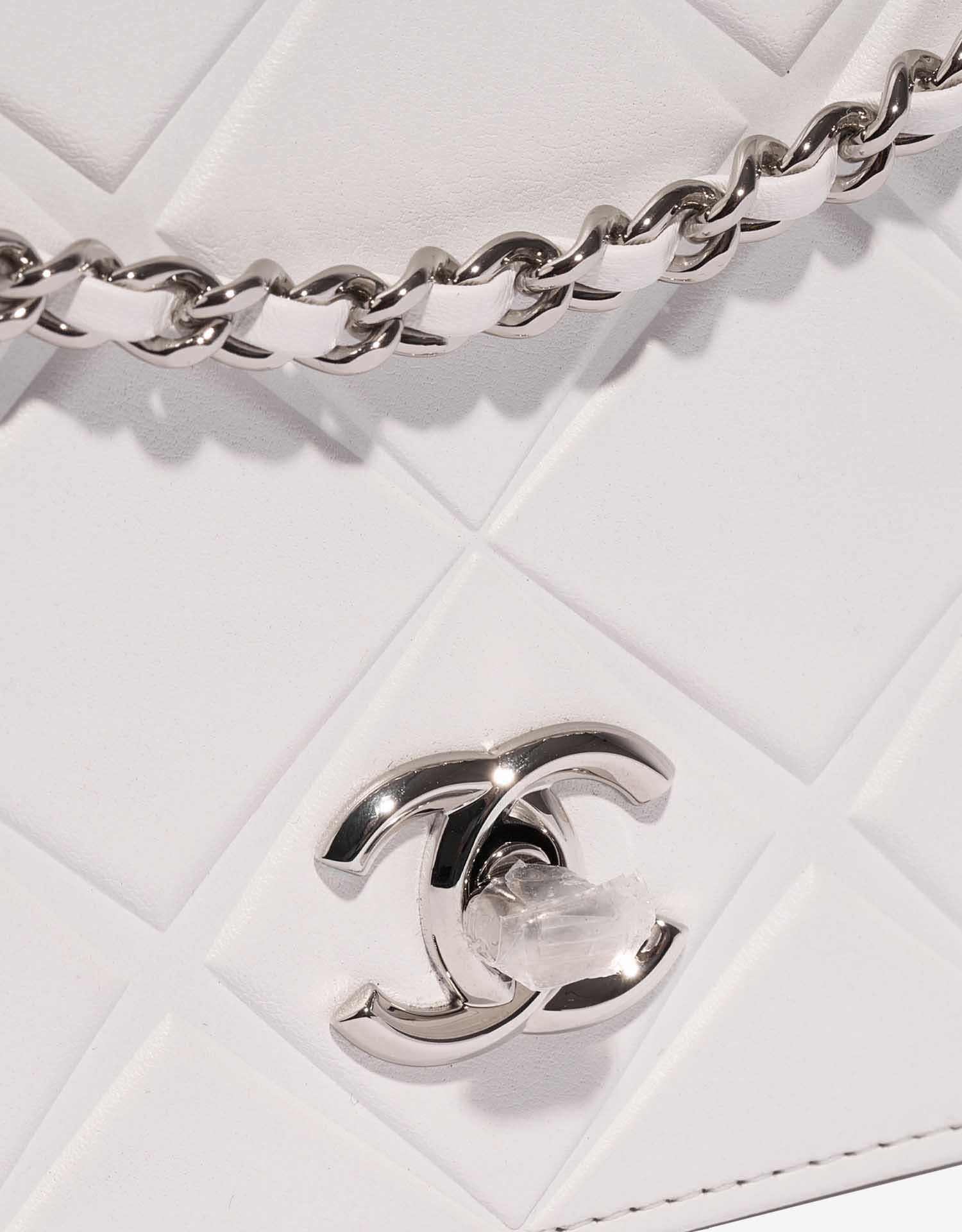 Chanel Timeless MiniFlap White Verschluss-System | Verkaufen Sie Ihre Designer-Tasche auf Saclab.com