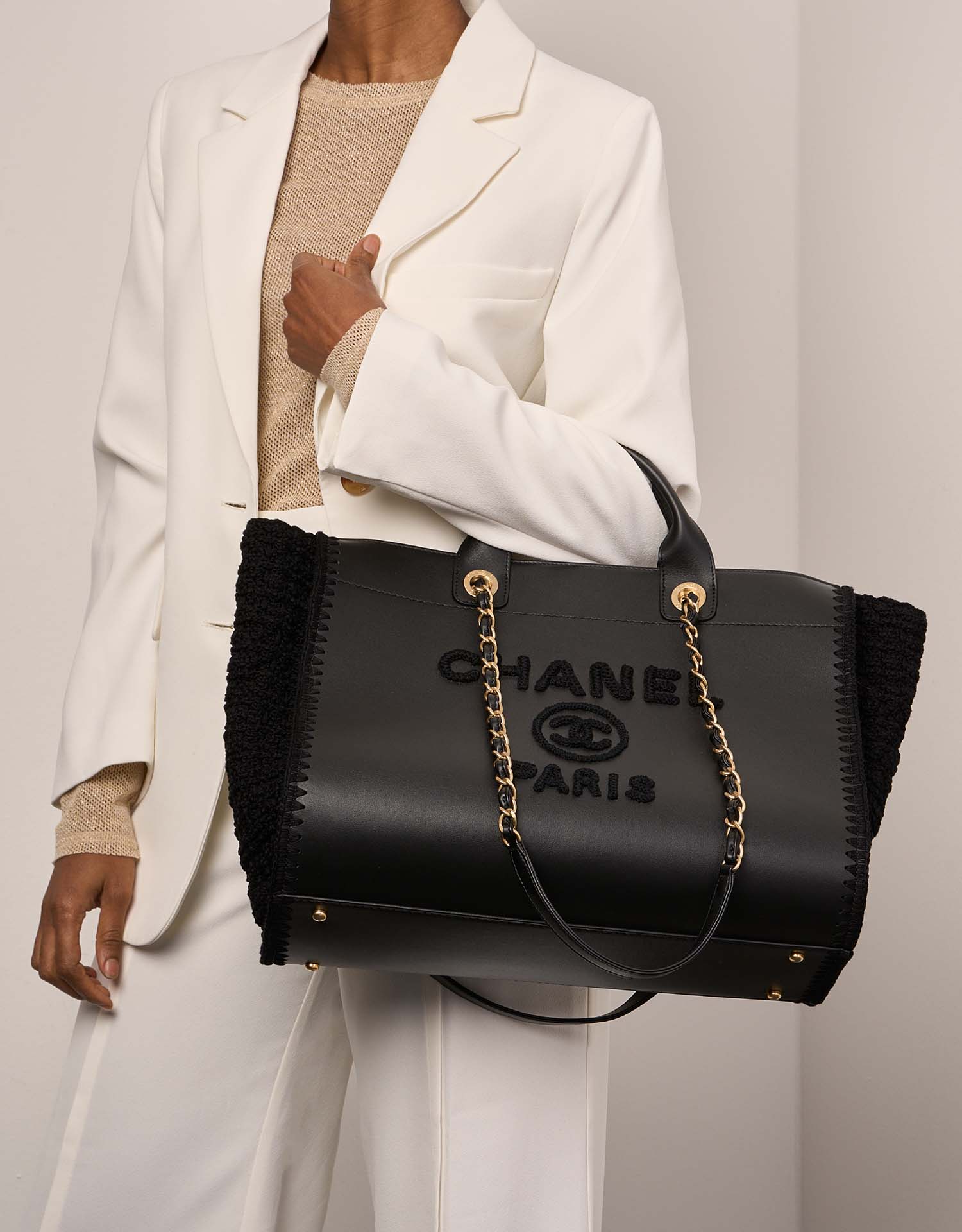 Chanel Deauville Medium Black Sizes Worn | Sell your designer bag on Saclab.com