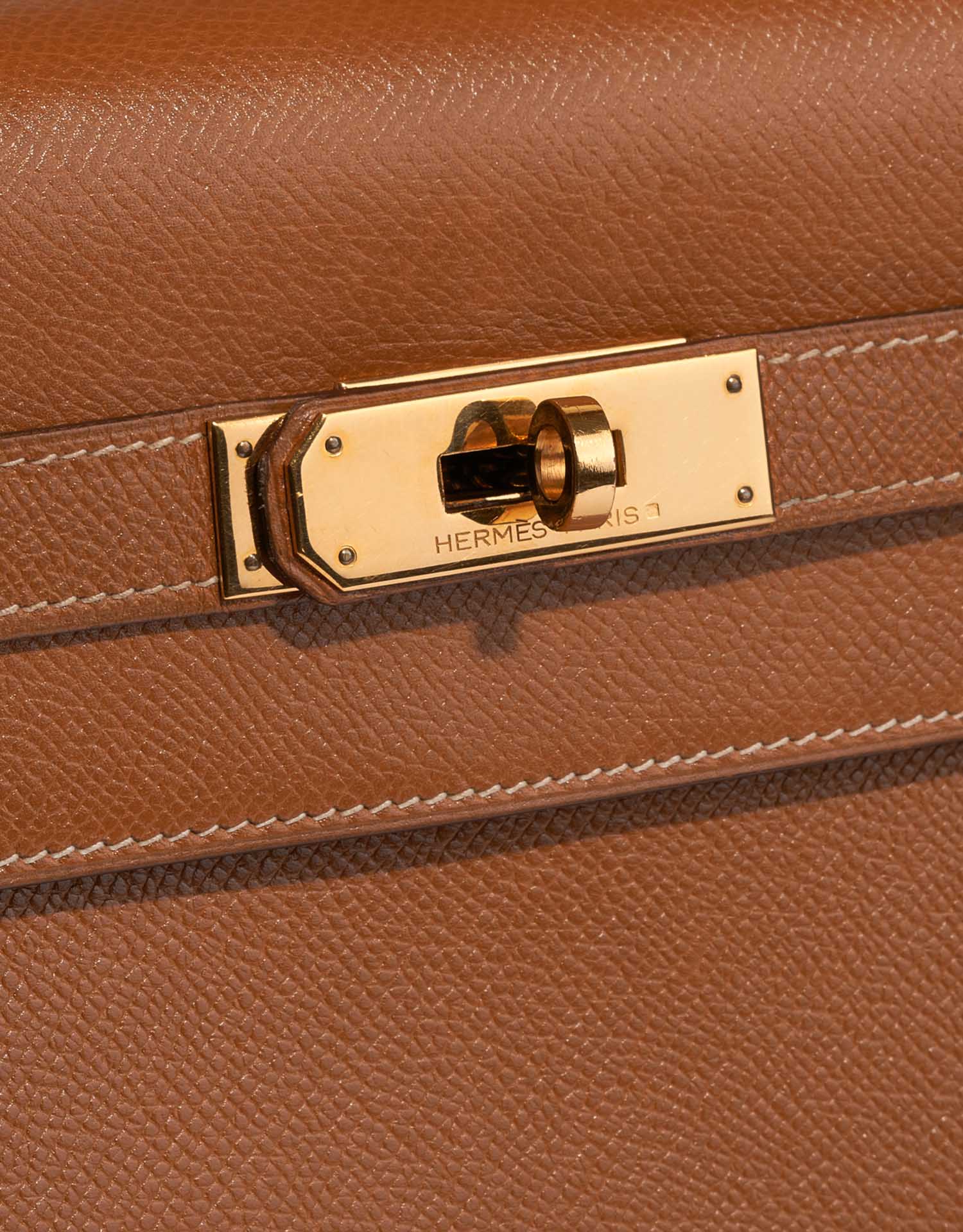 Hermès Kelly 32 Gold Closing System  | Sell your designer bag on Saclab.com