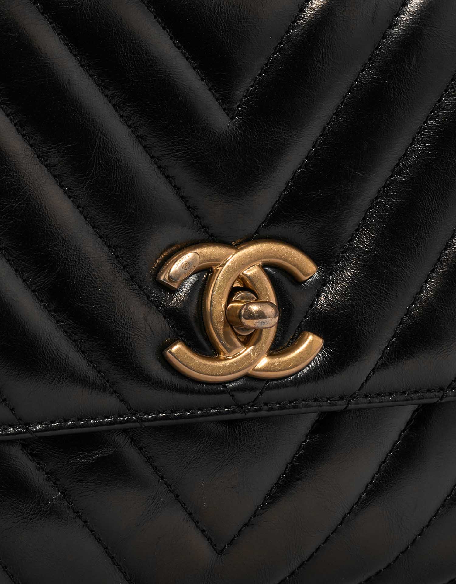 Chanel TimelessHandle Medium Black Closing System  | Sell your designer bag on Saclab.com
