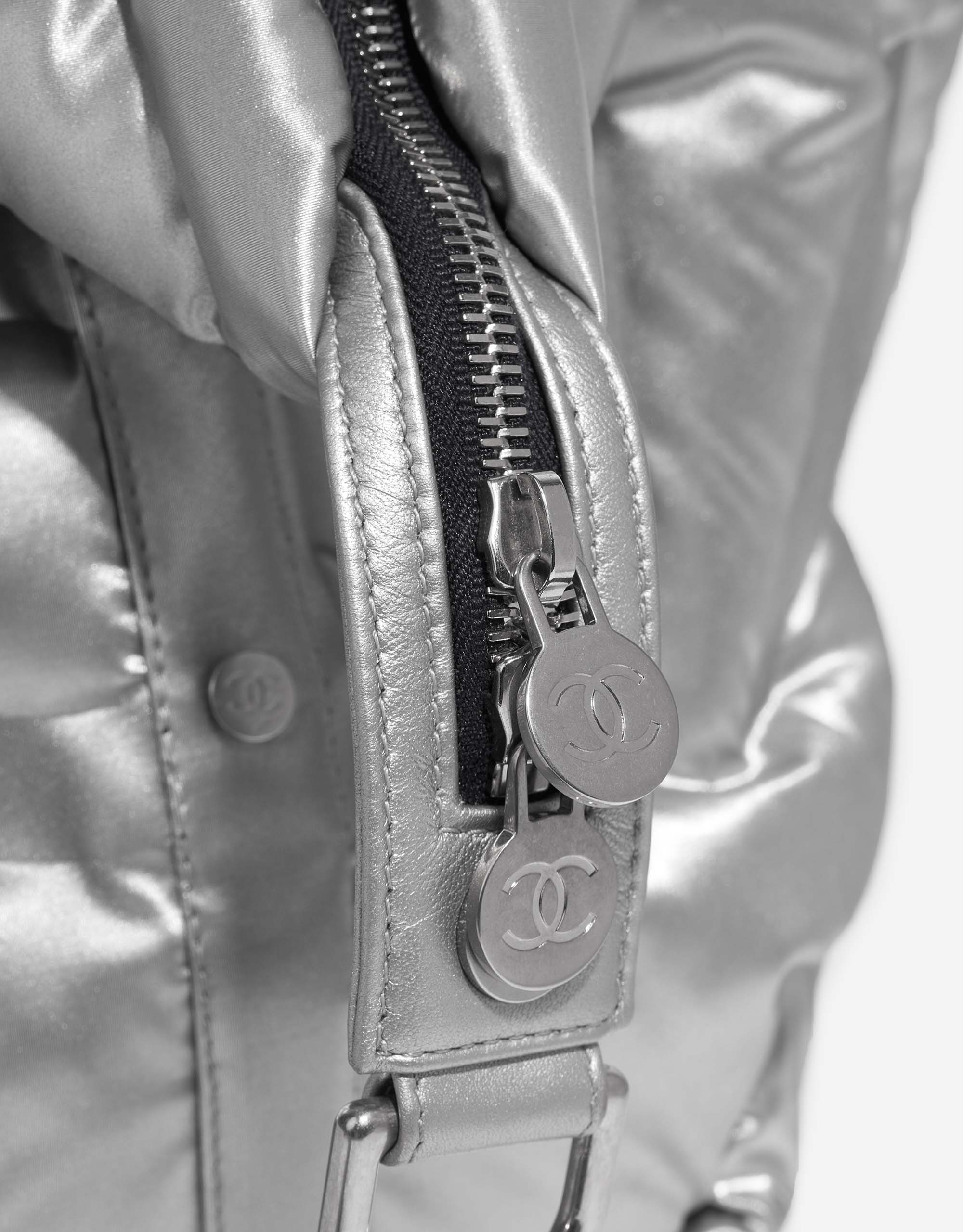 Chanel ShoppingTote Silver Closing System  | Sell your designer bag on Saclab.com