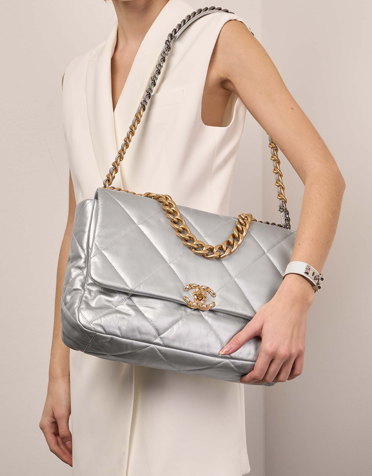 Chanel 19 Maxi Silver Sizes Worn | Sell your designer bag on Saclab.com