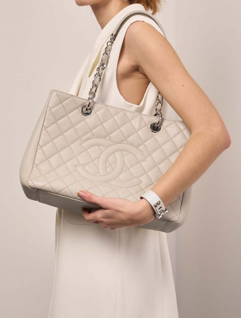Chanel ShoppingTote GST Cream Sizes Worn | Verkaufen Sie Ihre Designer-Tasche auf Saclab.com