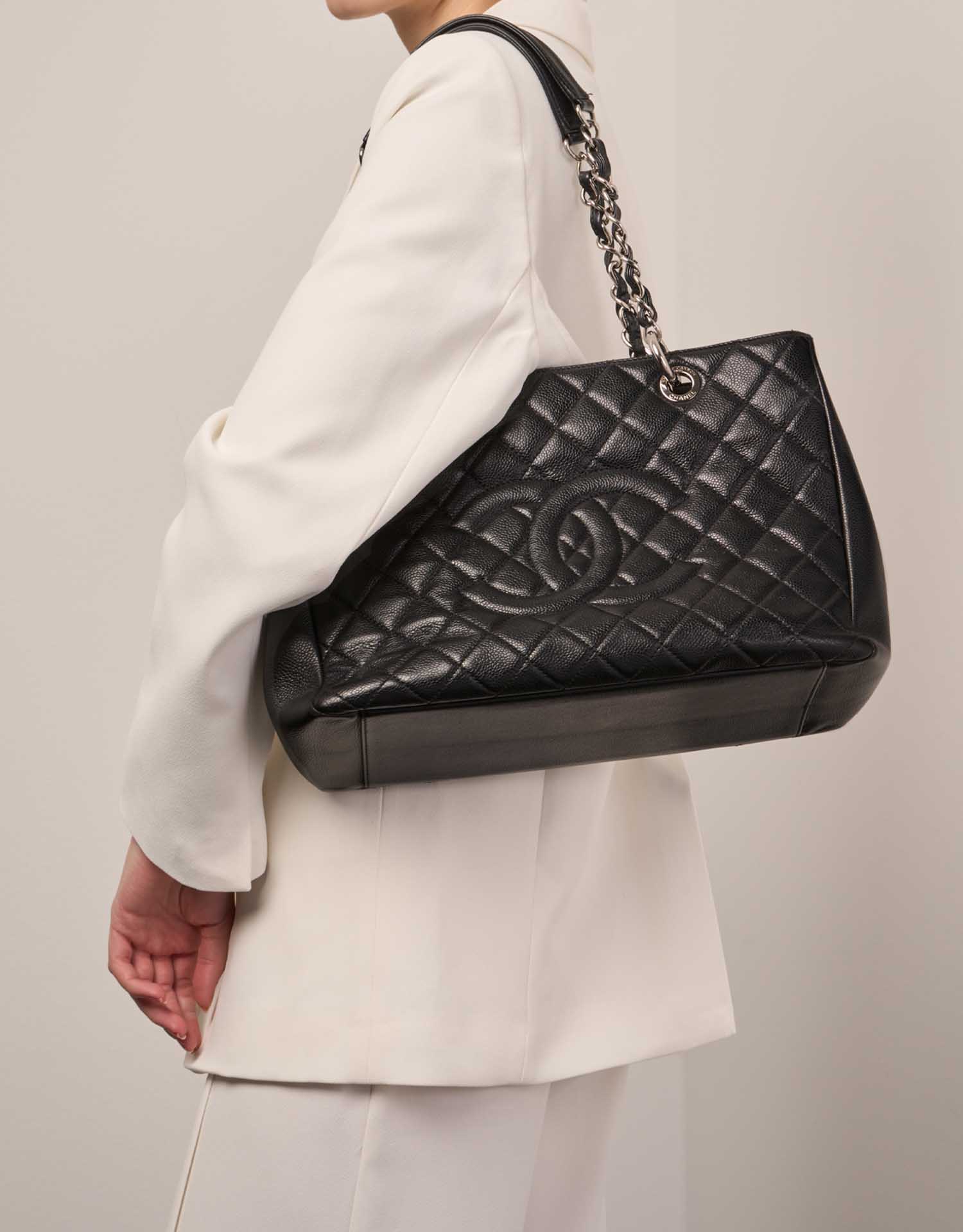 Chanel GST Noir Tailles Porté | Vendez votre sac de créateur sur Saclab.com