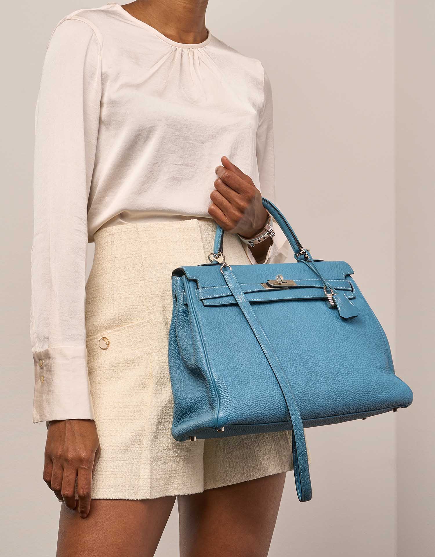 Hermès Kelly 35 BlueJean Sizes Worn| Sell your designer bag on Saclab.com