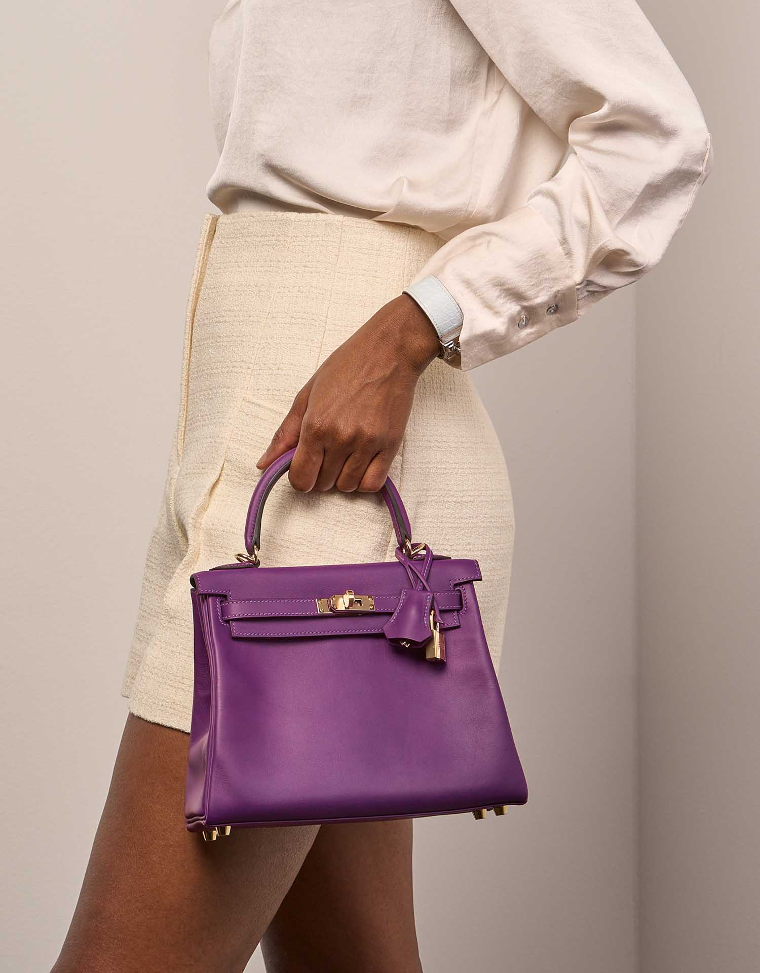 Hermès Kelly 25 Anemone Sizes Worn | Sell your designer bag on Saclab.com