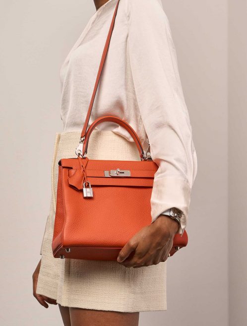 Hermès Kelly 28 Feu Sizes Worn | Sell your designer bag on Saclab.com