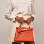 Hermès Kelly 28 Feu Sizes Worn| Sell your designer bag on Saclab.com