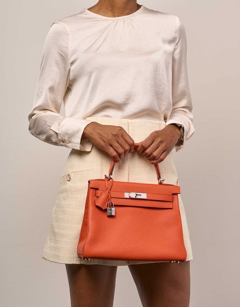 Hermès Kelly 28 Feu Sizes Worn| Sell your designer bag on Saclab.com