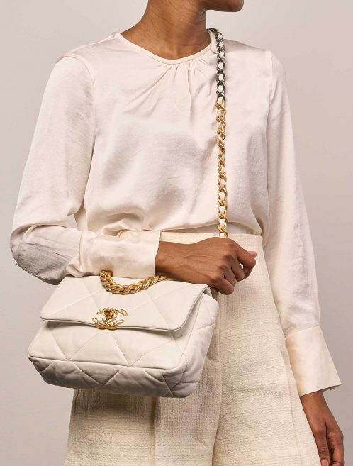 Chanel 19 FlapBag Cream Sizes Worn | Sell your designer bag on Saclab.com