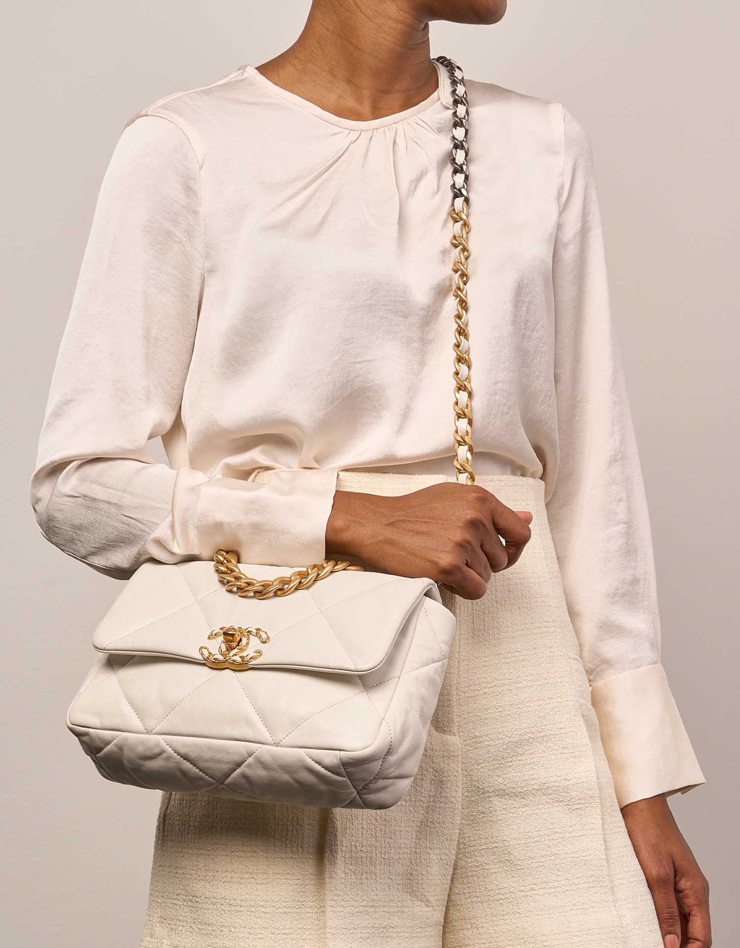 Chanel 19 FlapBag Cream Sizes Worn | Vendez votre sac de créateur sur Saclab.com