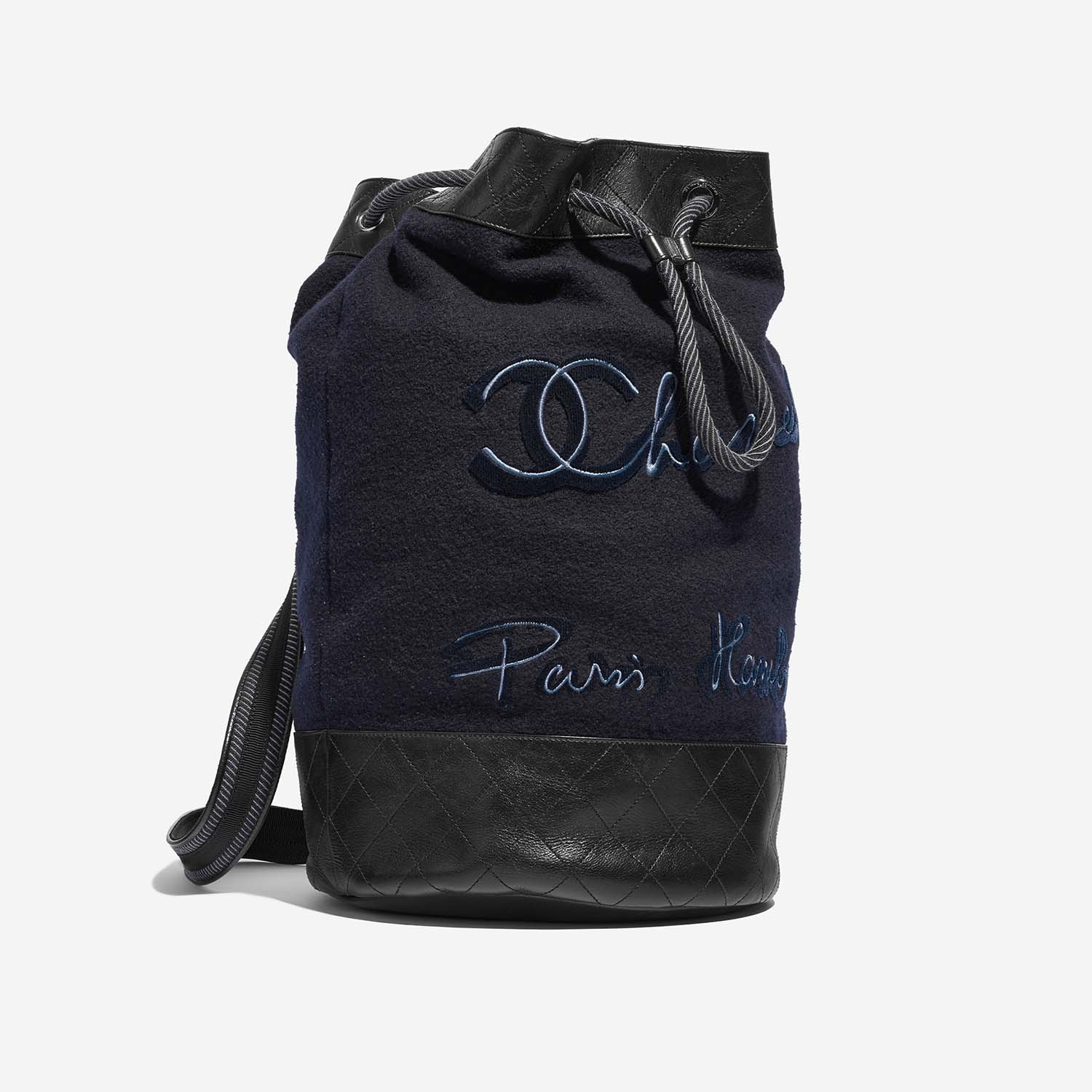Chanel Rucksack Blau-Schwarz Side Front | Verkaufen Sie Ihre Designer-Tasche auf Saclab.com