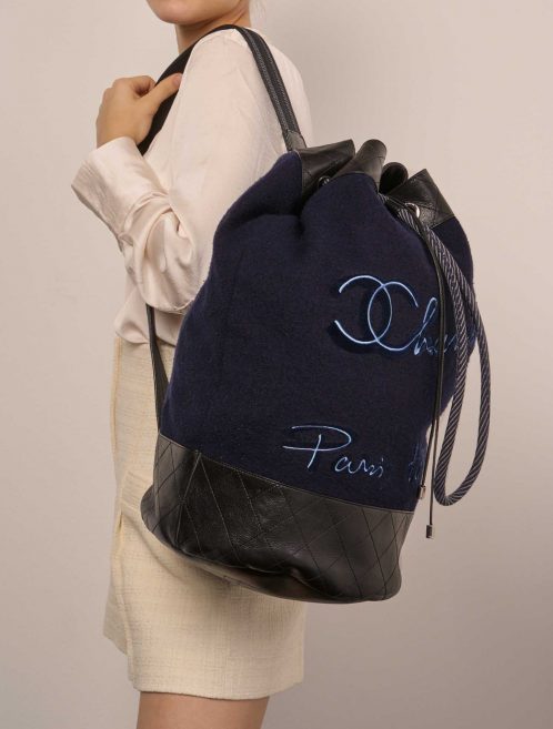 Chanel Rucksack Blau-Schwarz Größen Getragen | Verkaufen Sie Ihre Designer-Tasche auf Saclab.com