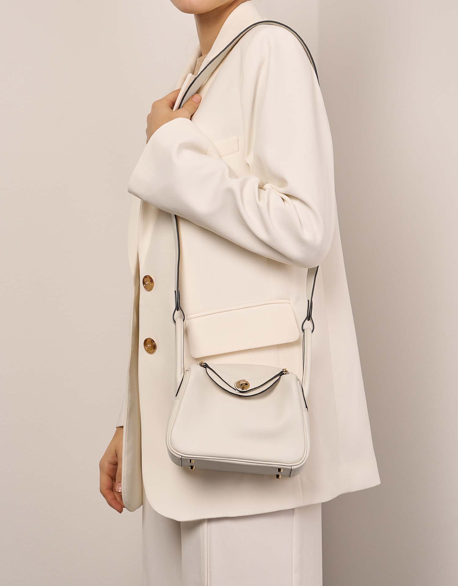 Hermès Lindy 20Mini Nata Sizes Worn | Sell your designer bag on Saclab.com