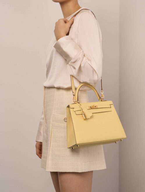Hermès Kelly 25 JaunePoussin Sizes Worn | Sell your designer bag on Saclab.com
