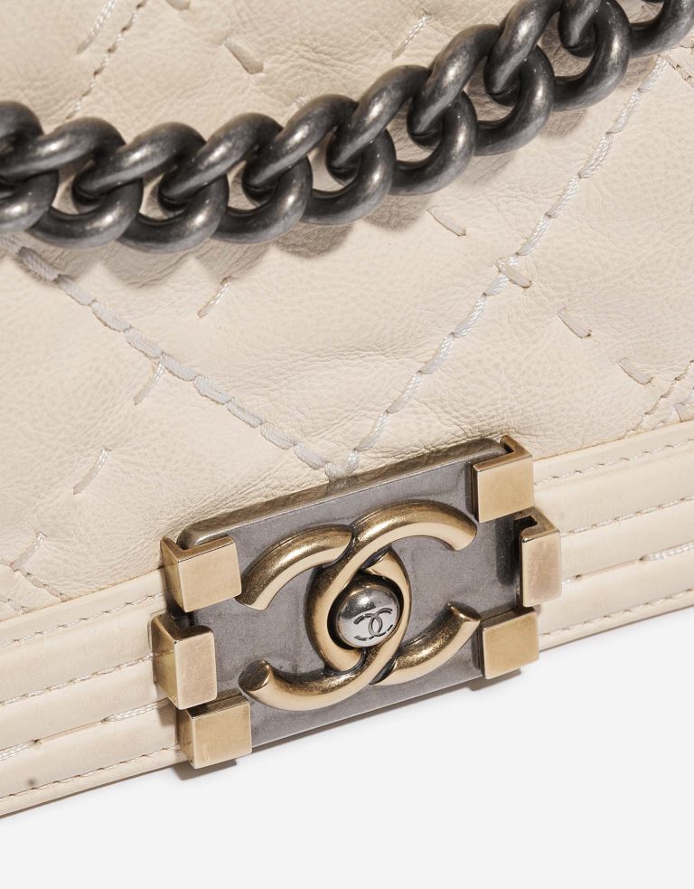 Chanel Boy OldMedium Beige Closing System  | Sell your designer bag on Saclab.com