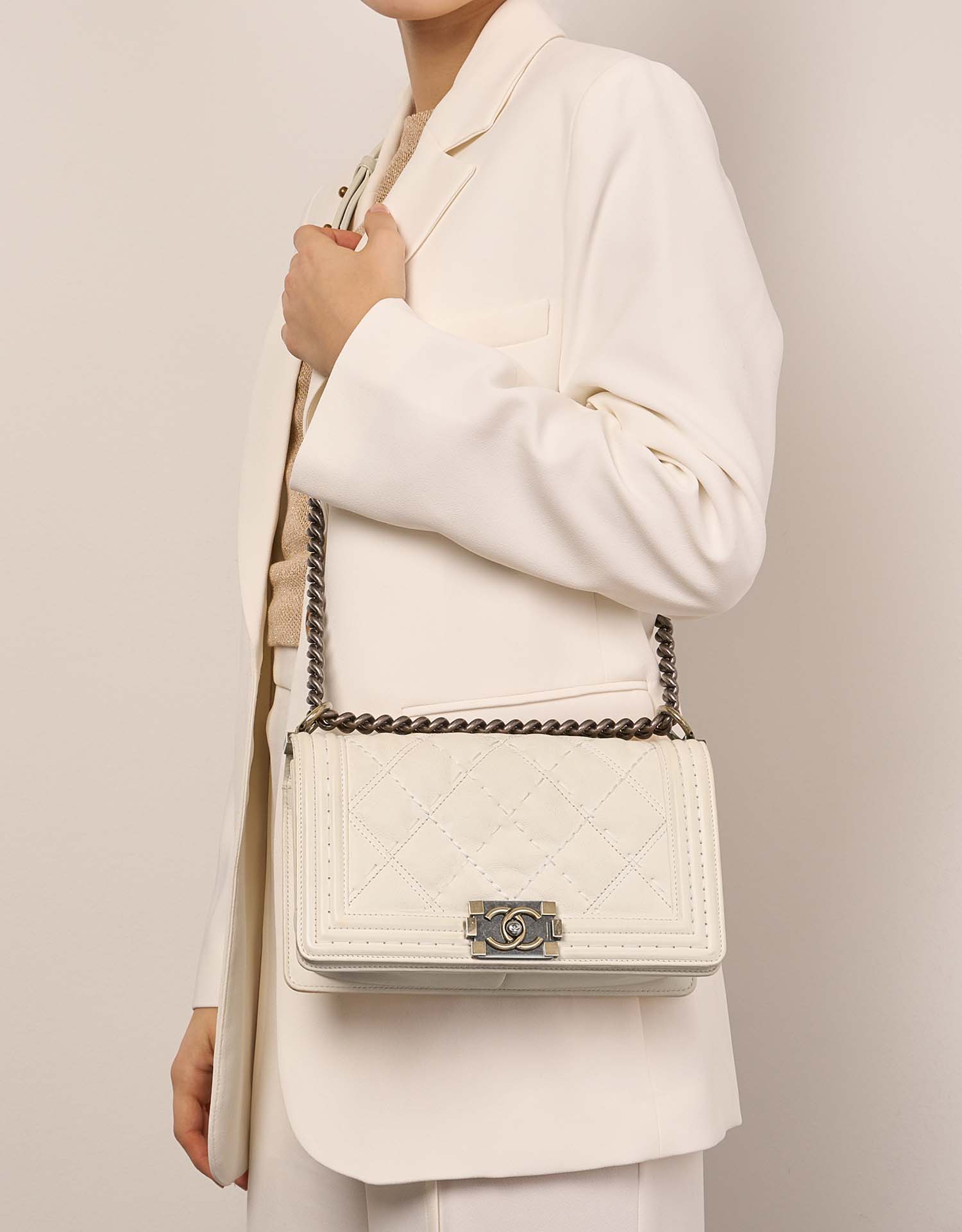 Chanel Boy OldMedium Beige Sizes Worn | Sell your designer bag on Saclab.com