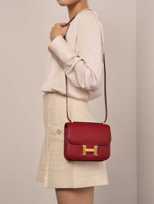 Hermès Constance 18 RougeGrenat Tailles Porté | Vendez votre sac de créateur sur Saclab.com