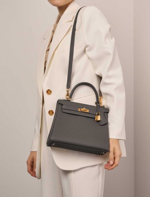 Hermès Kelly 25 GrisMeyer Sizes Worn | Sell your designer bag on Saclab.com