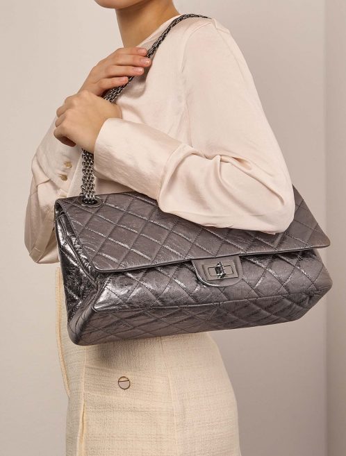 Chanel 255Reissue 228 Silver Sizes Worn | Sell your designer bag on Saclab.com