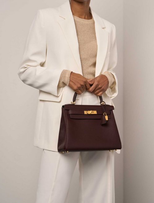 Hermès Kelly 28 RougeSellier Tailles Porté | Vendez votre sac de créateur sur Saclab.com