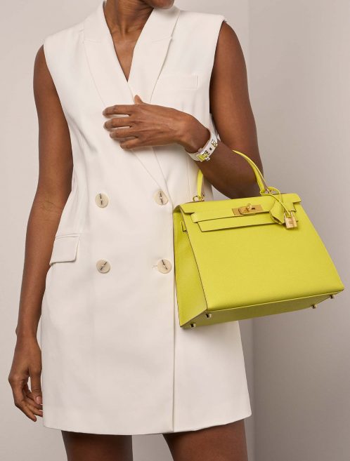 Hermès Kelly 28 Lime Sizes Worn | Sell your designer bag on Saclab.com